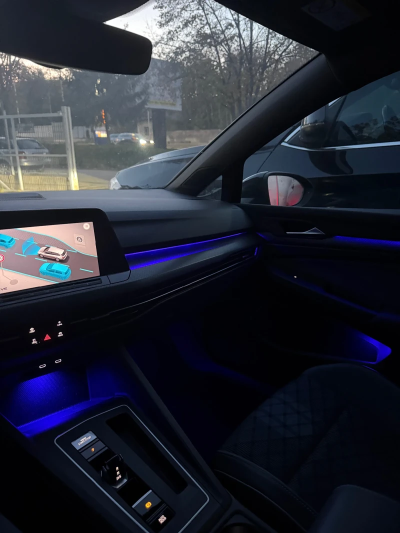 VW Golf 8 R line/Ambient/Matrix/DSG/Distronic, снимка 16 - Автомобили и джипове - 52237954