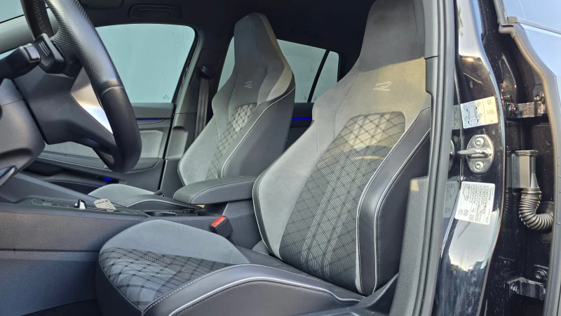 VW Golf 8 R line/Ambient/Matrix/DSG/Distronic, снимка 12 - Автомобили и джипове - 52237954