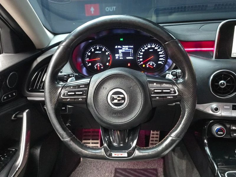 Kia Stinger 2.0 Automatic, снимка 8 - Автомобили и джипове - 55587271