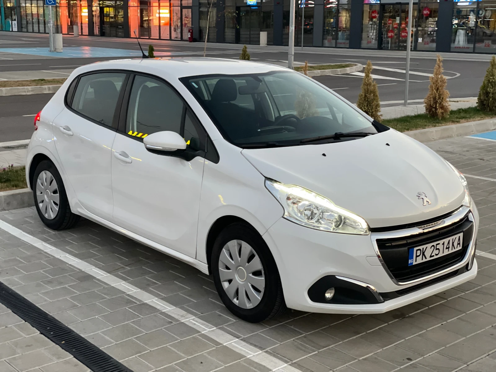 Peugeot 208 1.2 I 82кс 2016г Euro6B | Mobile.bg — изображение 1
