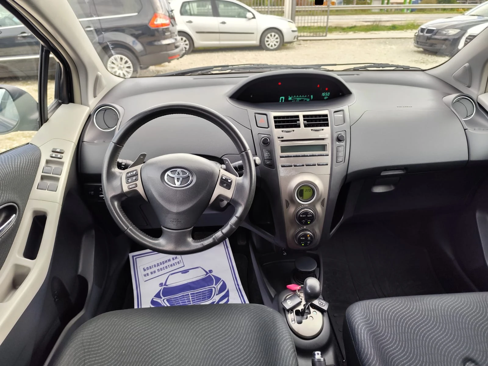 Toyota Yaris 1.3 бензин Автомат - изображение 10
