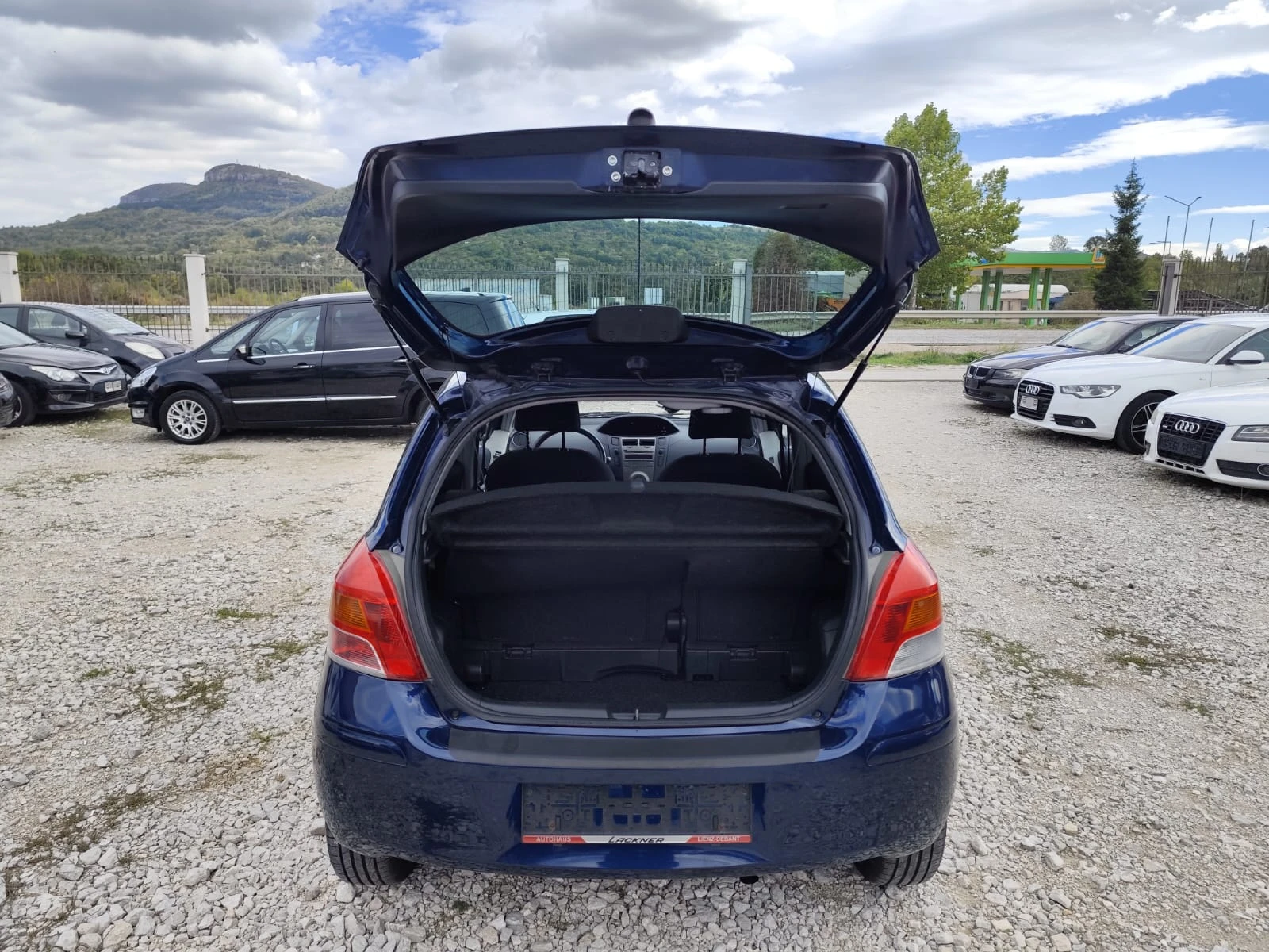 Toyota Yaris 1.3 бензин Автомат - изображение 8