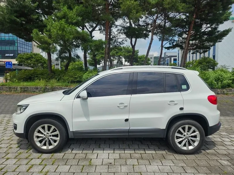 VW Tiguan 2.0 Tdi Comfort 5N, снимка 4 - Автомобили и джипове - 56112778