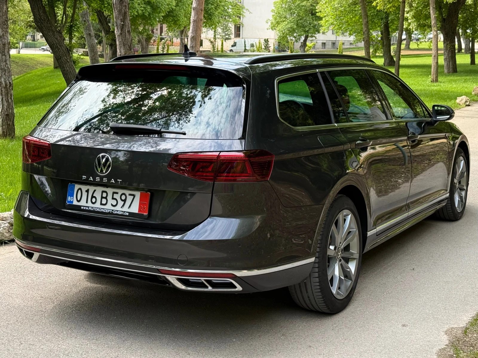 VW Passat 2.0TDI* 3ХR-LINE* 200K.C* DIST* CAM* IQ* ТЕГЛИЧ* , снимка 4 - Автомобили и джипове - 54622369