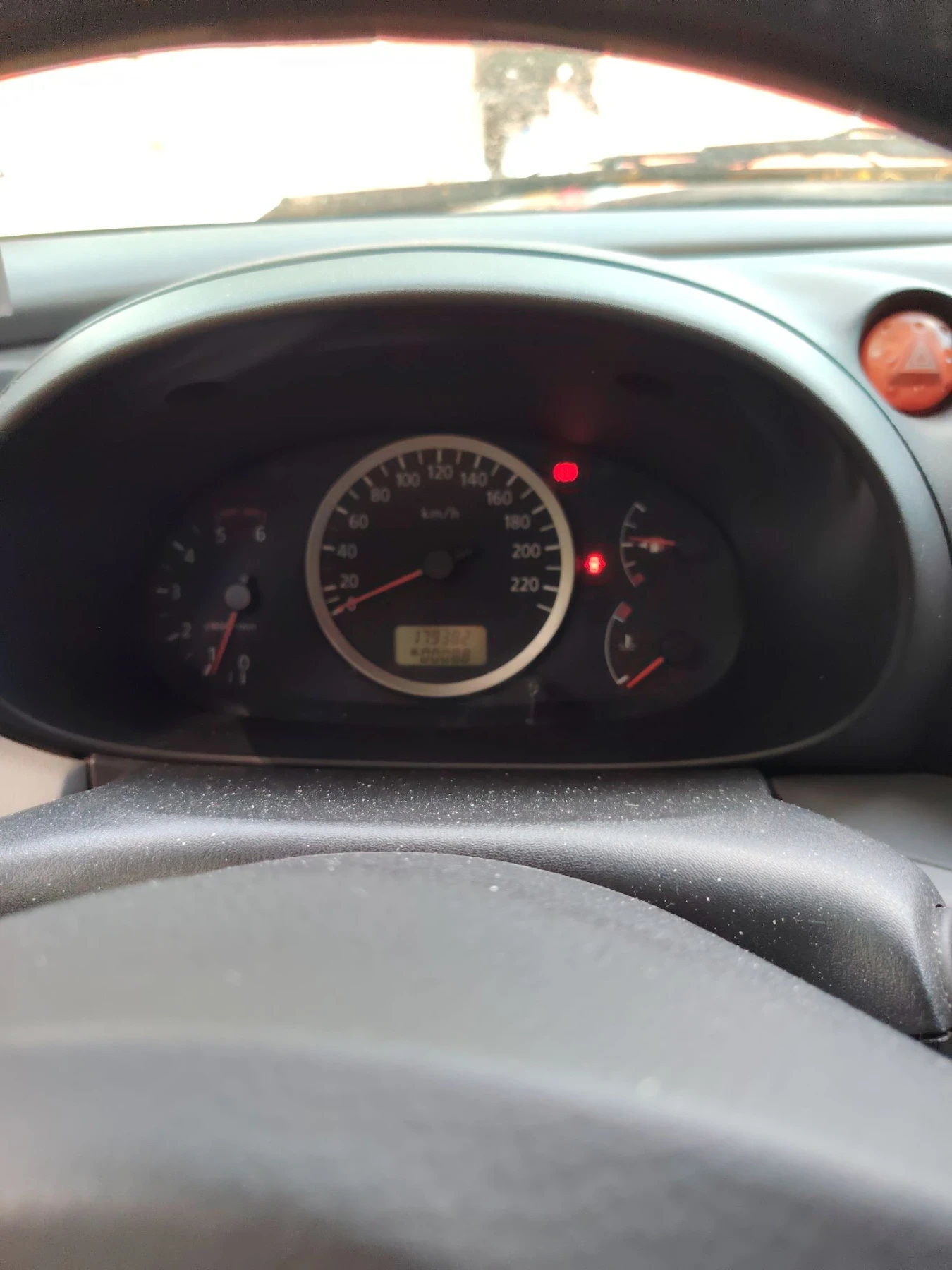 Nissan Almera tino, снимка 9 - Автомобили и джипове - 55608858