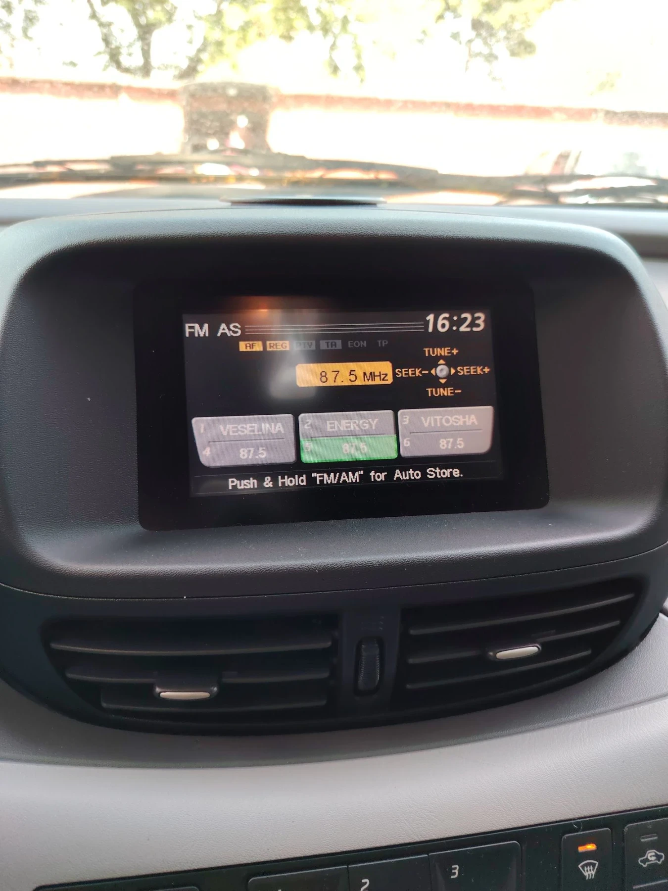 Nissan Almera tino, снимка 7 - Автомобили и джипове - 55608858