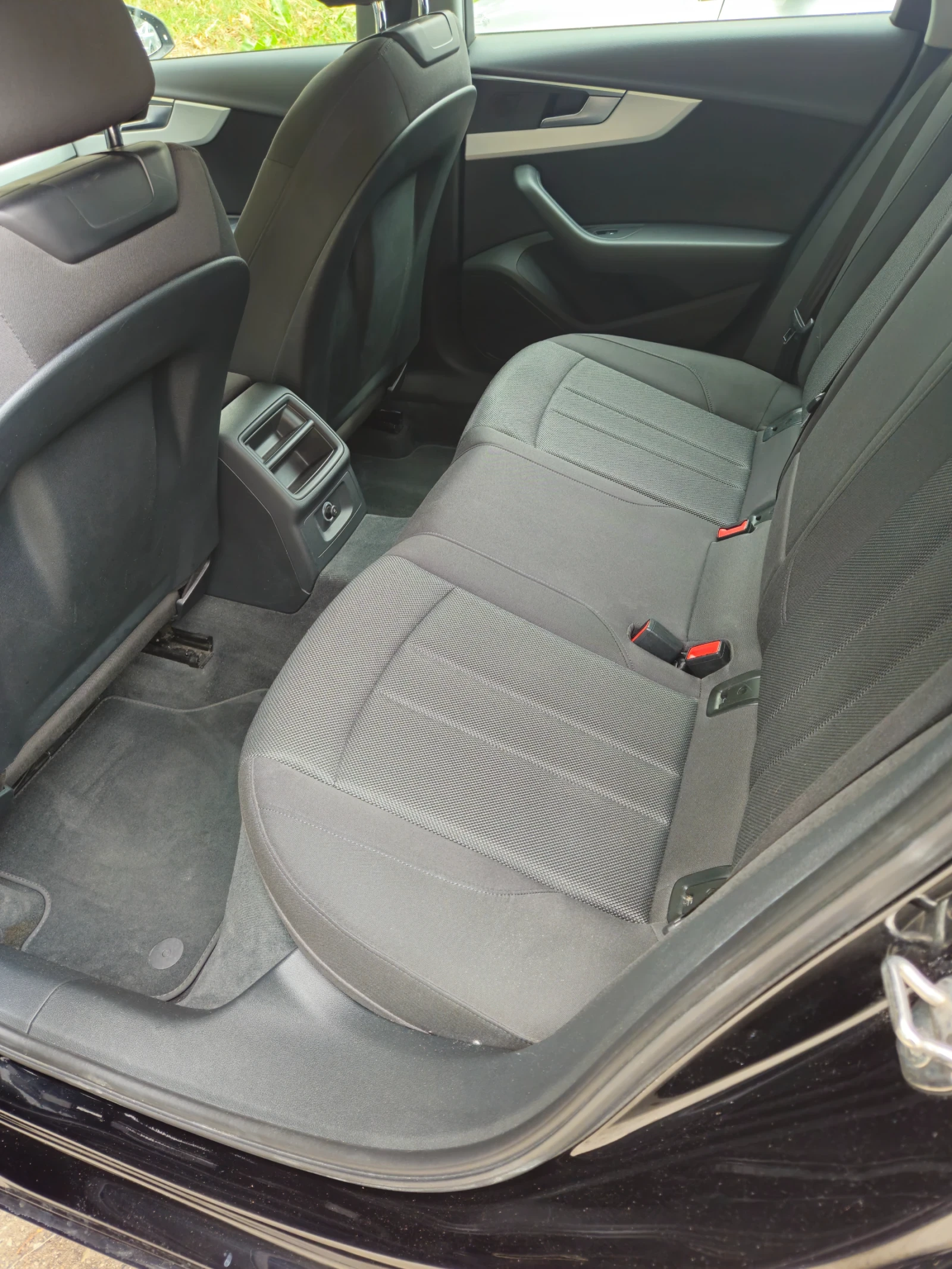 Audi A4 2.0 40TFSI, снимка 4 - Автомобили и джипове - 56328845