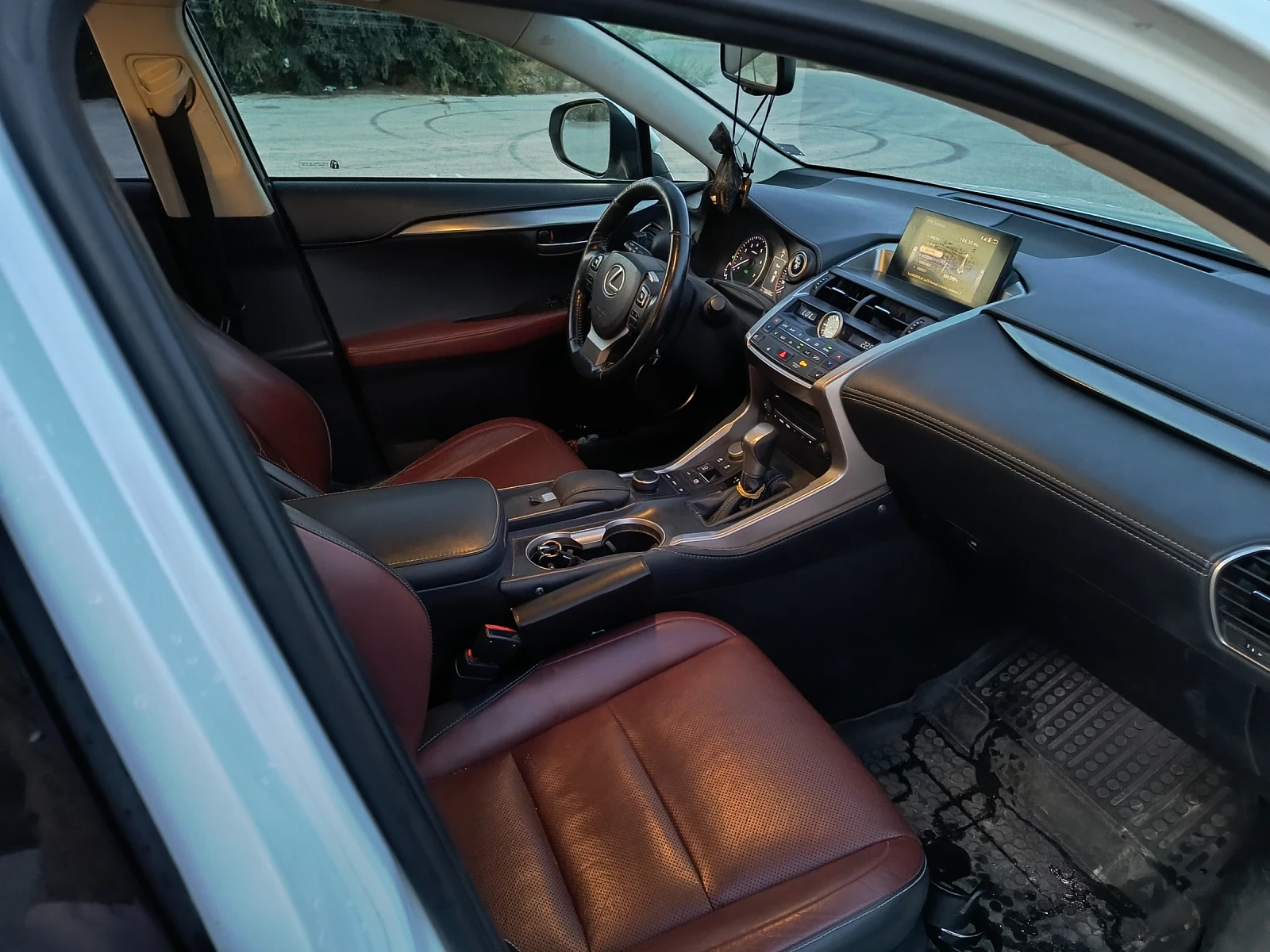 Lexus NX 300h, снимка 11 - Автомобили и джипове - 54850005