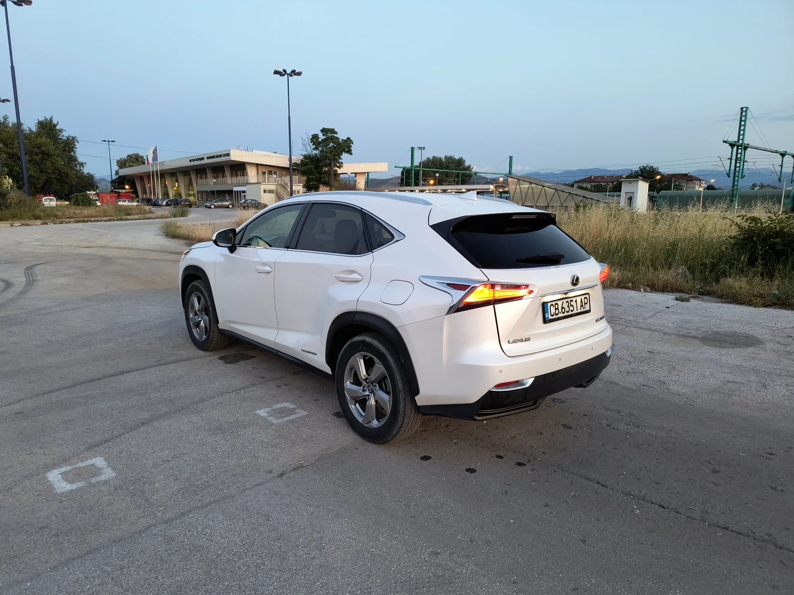 Lexus NX 300h, снимка 3 - Автомобили и джипове - 54850005