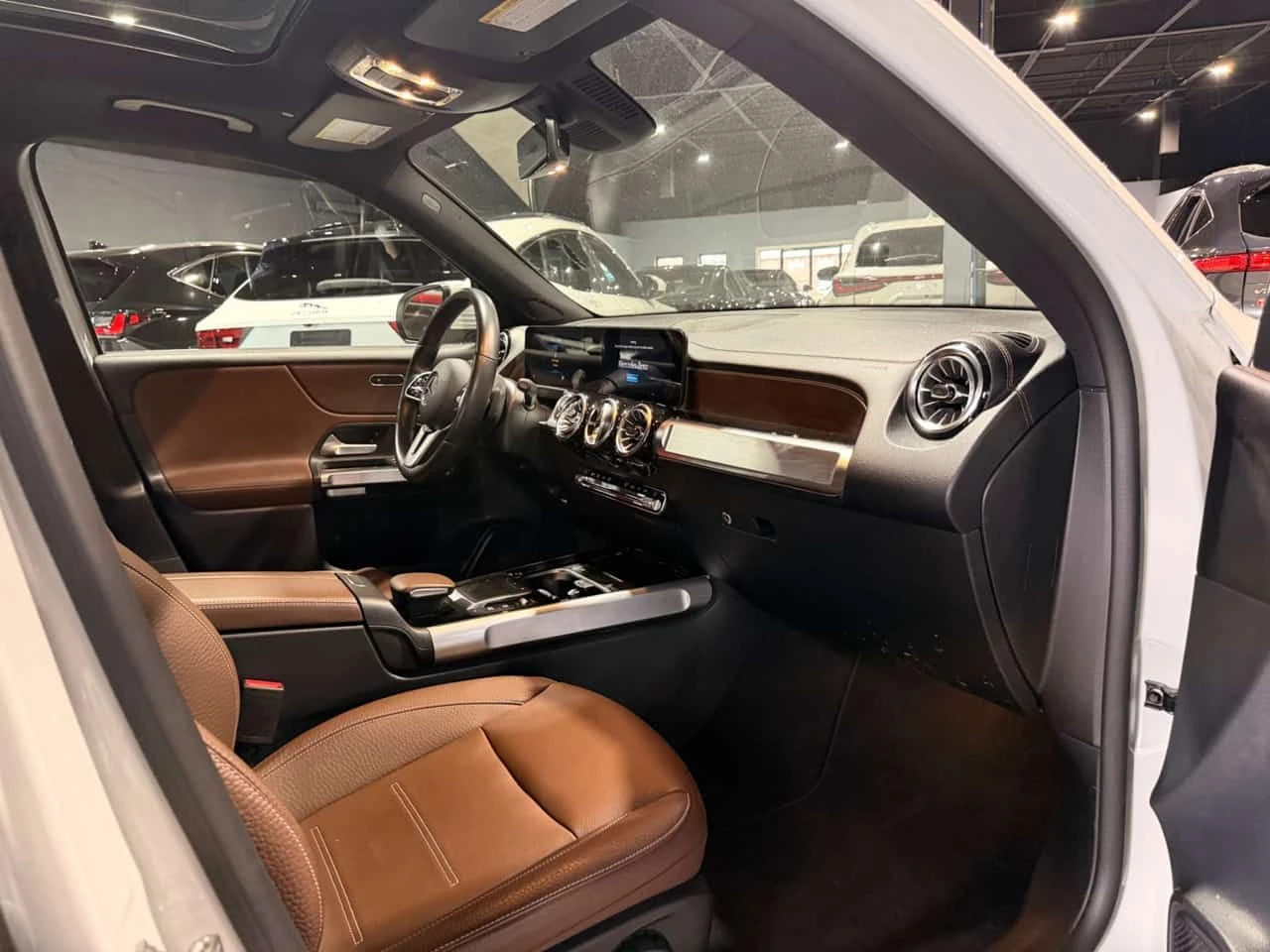 Mercedes-Benz GLB 250 DISTRONIC / CARFAX / АВТОКРЕДИТ , снимка 3 - Автомобили и джипове - 55602347