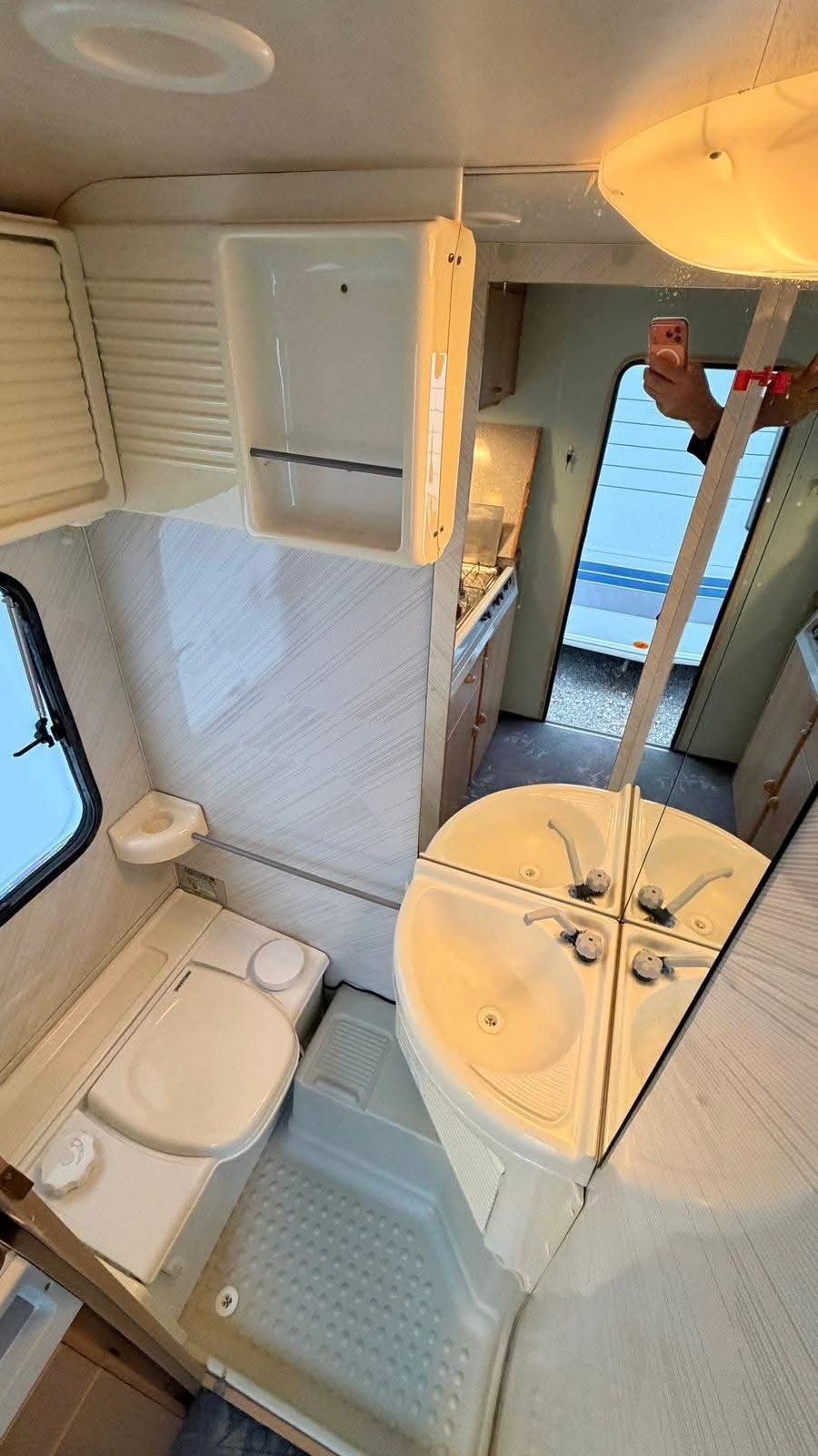 Каравана Adria WC/750 кг., снимка 16 - Каравани и кемпери - 56750404