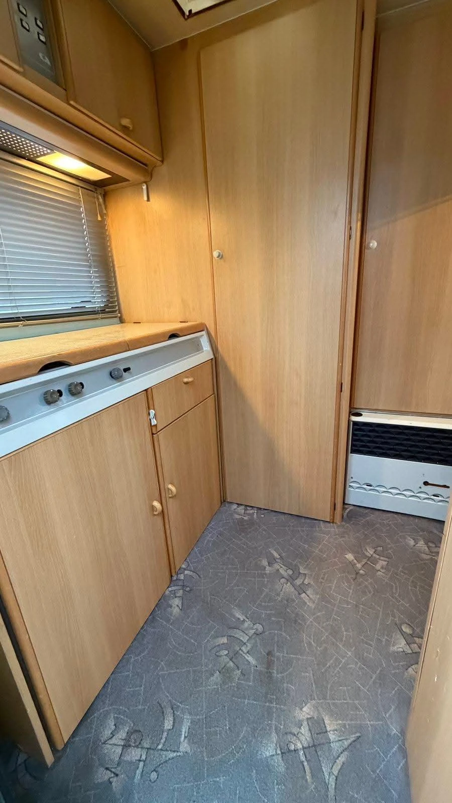 Каравана Adria WC/750 кг., снимка 10 - Каравани и кемпери - 56750404