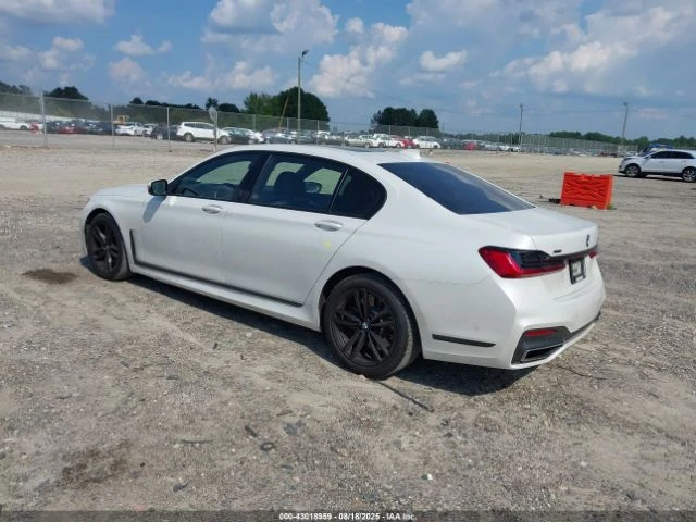 BMW 750 M* SPORT* XDRIVE* ДИГИТАЛНО* ТАБЛО* МАСАЖ* 360КАМЕ - изображение 4