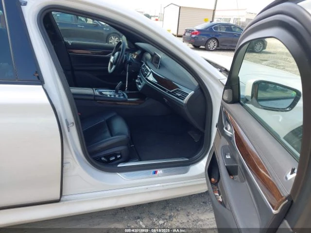 BMW 750 M* SPORT* XDRIVE* ДИГИТАЛНО* ТАБЛО* МАСАЖ* 360КАМЕ - изображение 9