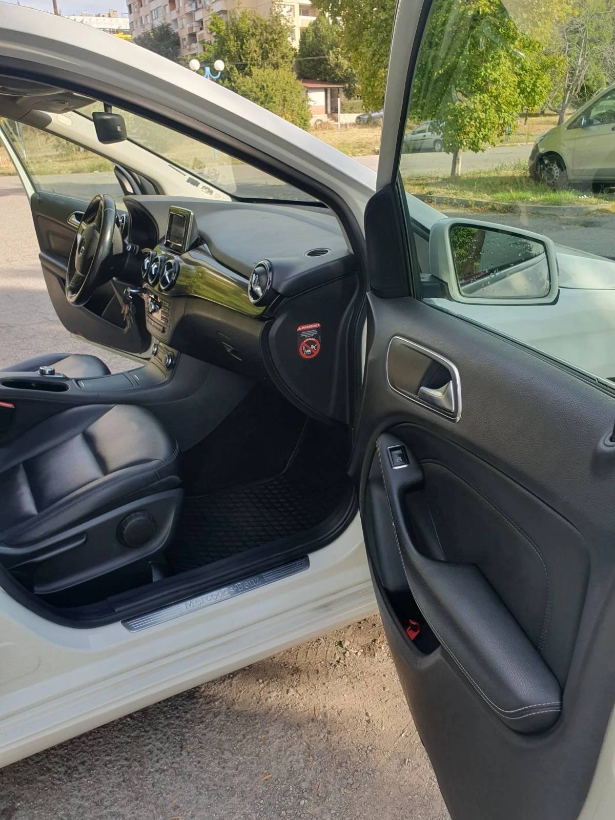 Mercedes-Benz B 180 GPS, Камера, пера на волана за скорости F1, кожа  - изображение 9