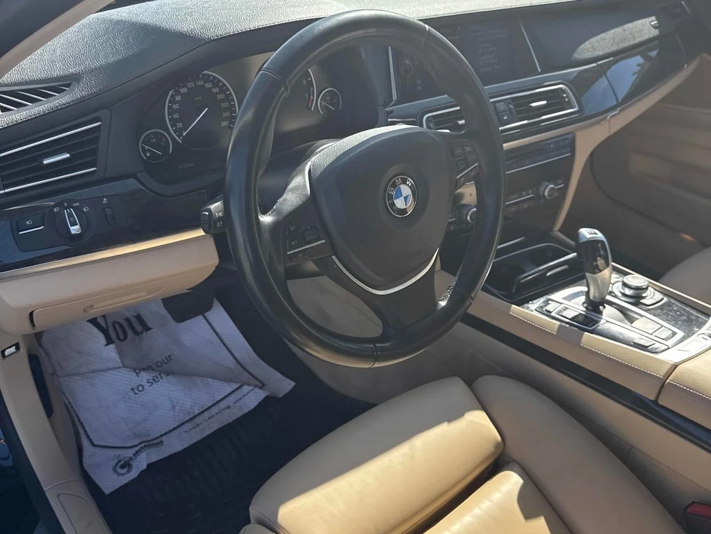 BMW 750 * 4dr Sdn RWD * CARFAX * ЦЕНА ДО БГ - изображение 6
