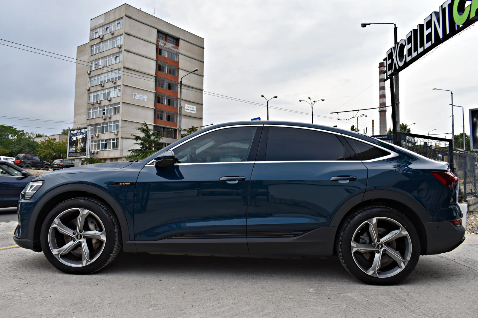 Audi E-Tron SPORTBACK* 50* QUATTRO* VIRTUAL* LINE-ASSIST, снимка 3 - Автомобили и джипове - 55145871
