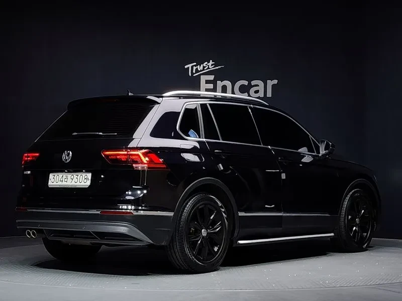 VW Tiguan 2.0TDI PREMIUM, снимка 2 - Автомобили и джипове - 56162077