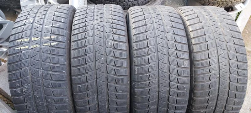 Гуми Зимни 235/45R17, снимка 1 - Гуми и джанти - 35137064