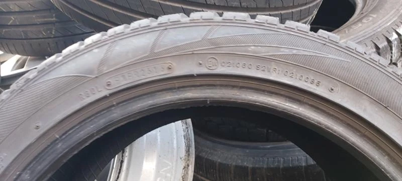 Гуми Зимни 235/45R17, снимка 9 - Гуми и джанти - 35137064