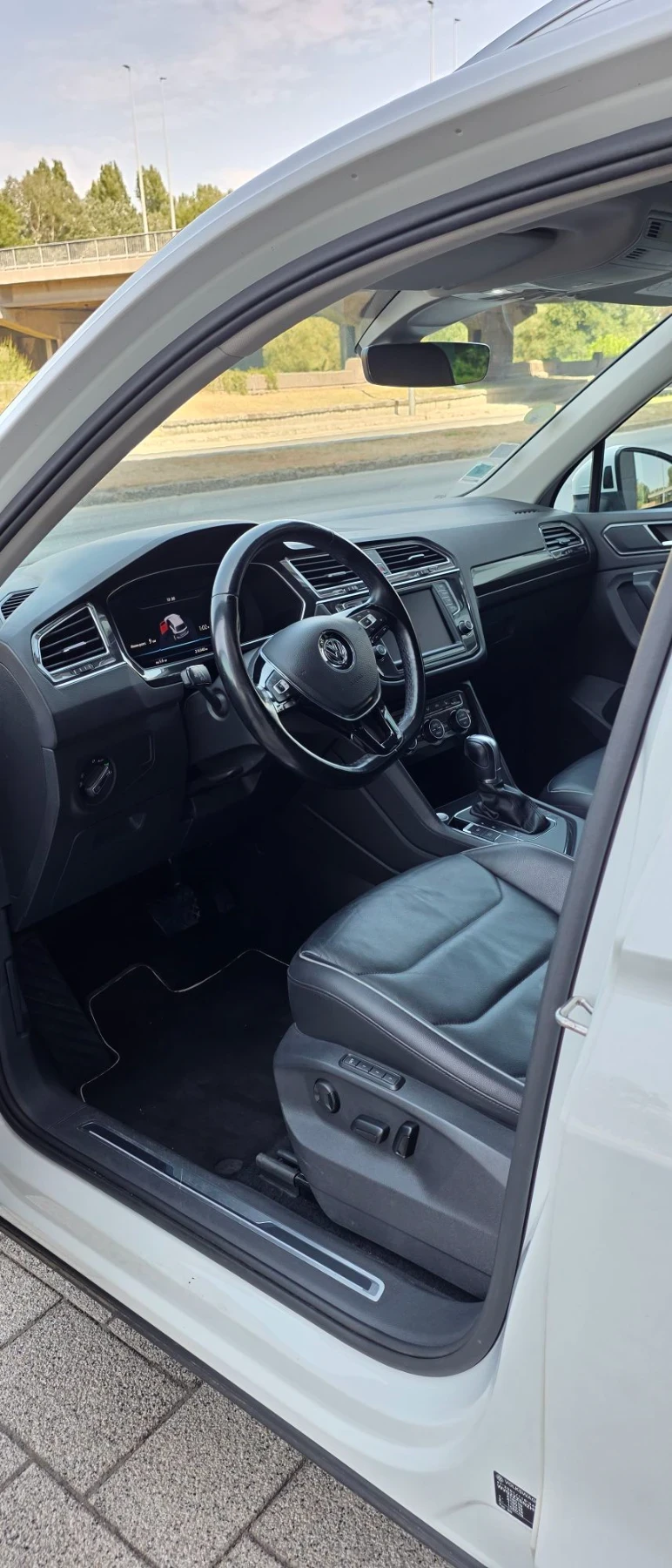 VW Tiguan 2.0 TDI, снимка 9 - Автомобили и джипове - 55878470