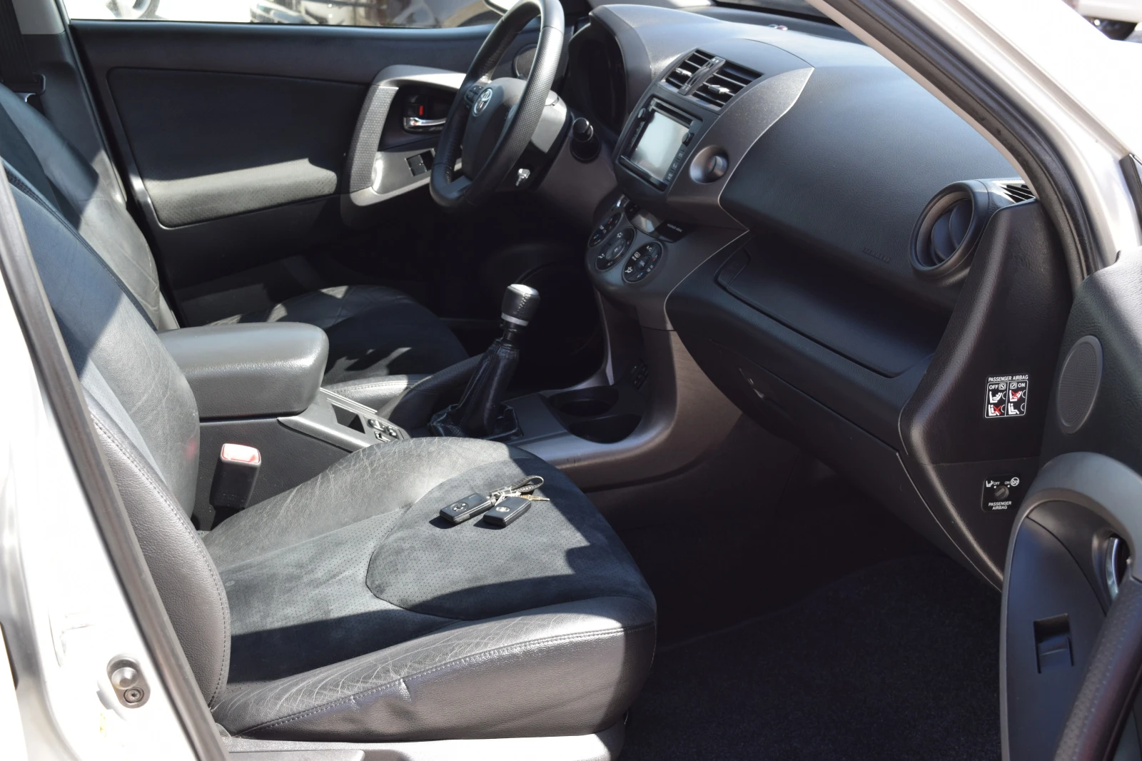Toyota Rav4 2.2 D4D* 150kc* Keyless* Навигация* Подгрев - изображение 10
