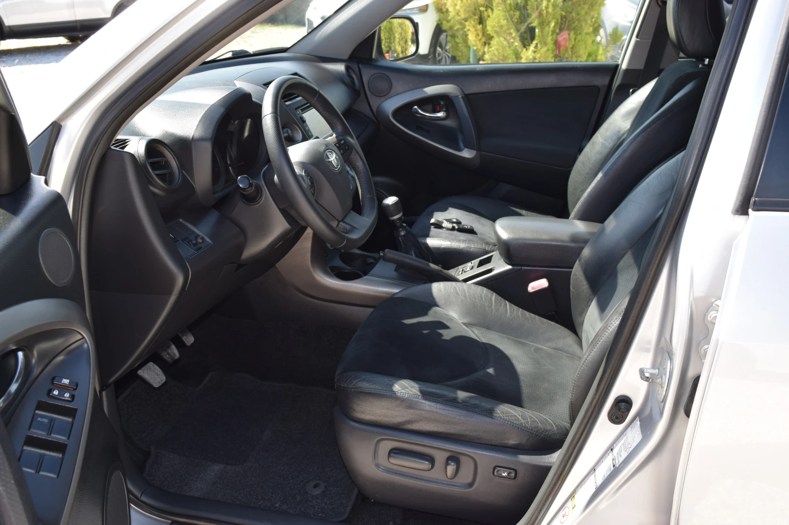 Toyota Rav4 2.2 D4D* 150kc* Keyless* Навигация* Подгрев - изображение 9
