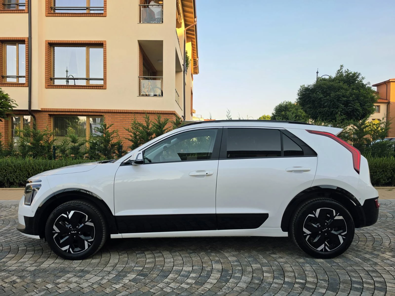 Kia Niro 64 KWH* SOH 100%* H/K* КОЖА* ПОДГРЕВ* ОБДУХВАНЕ* , снимка 2 - Автомобили и джипове - 56079852
