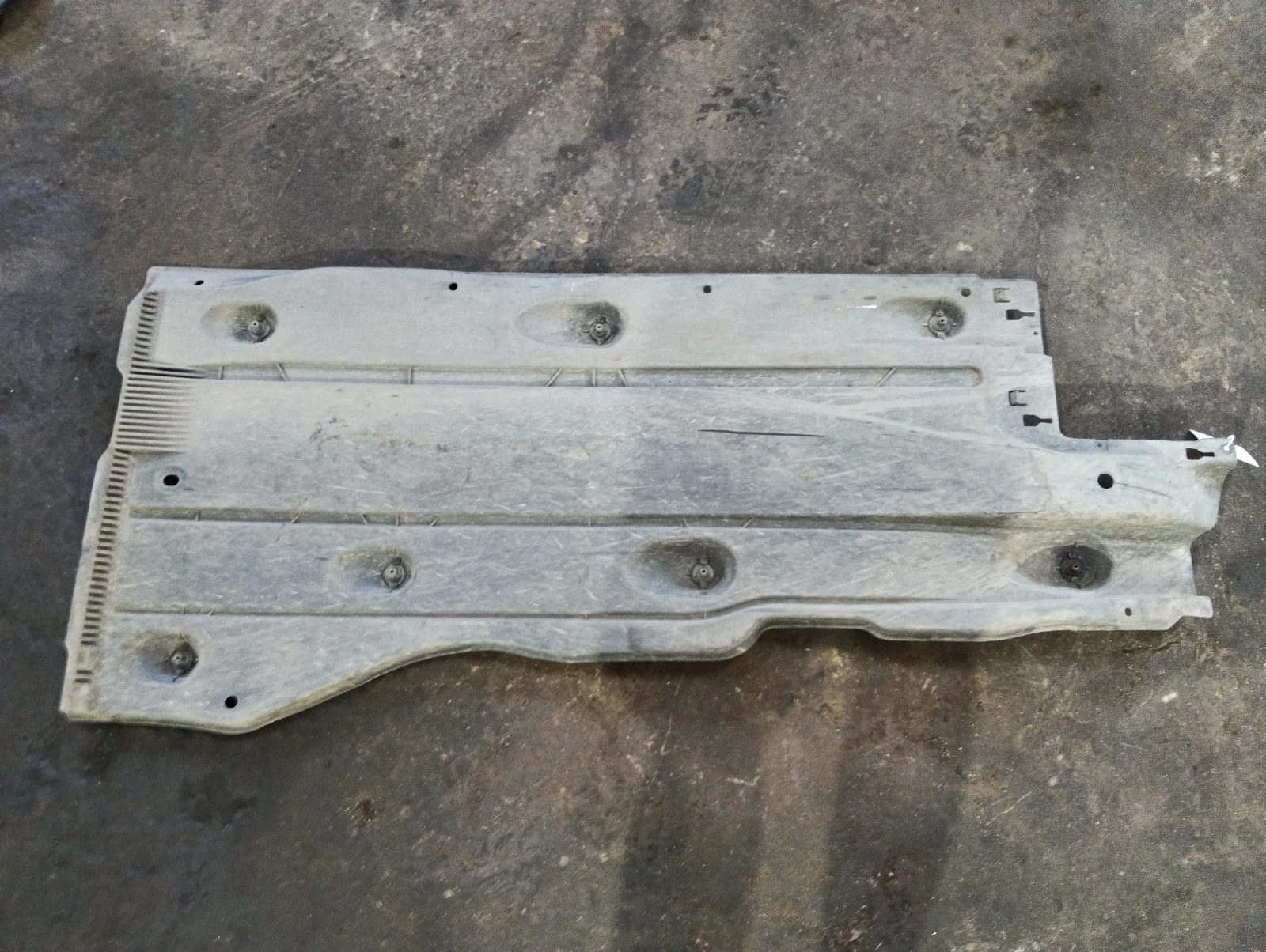 кора дясна под купе 5Q0825202L Audi A3
