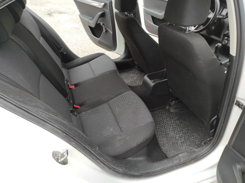 Skoda Octavia 1.6 TDI 90ks, снимка 14 - Автомобили и джипове - 52103642