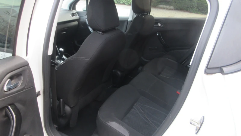 Peugeot 208 1.4-E-HDI-AUTOMAT-68HP, снимка 12 - Автомобили и джипове - 52864306