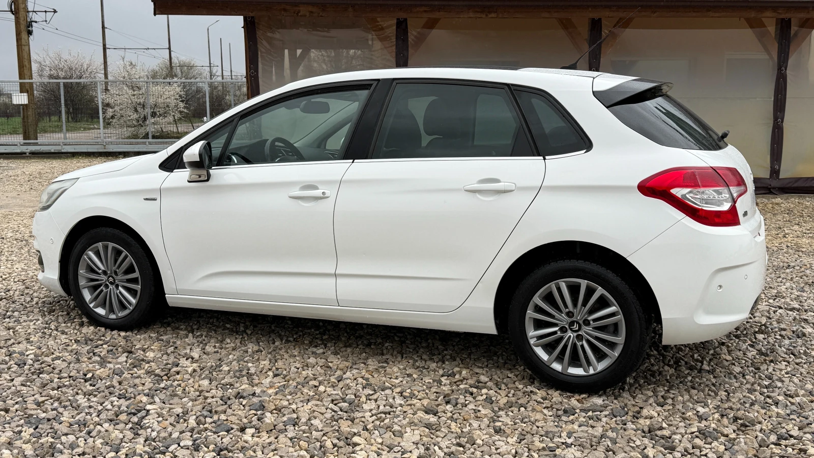 Citroen C4 1.6eHDI/EXCLUSIVE/ПАНОРАМА/МАСАЖ СЕДАЛКИ/КСЕНОН, снимка 6 - Автомобили и джипове - 54074070