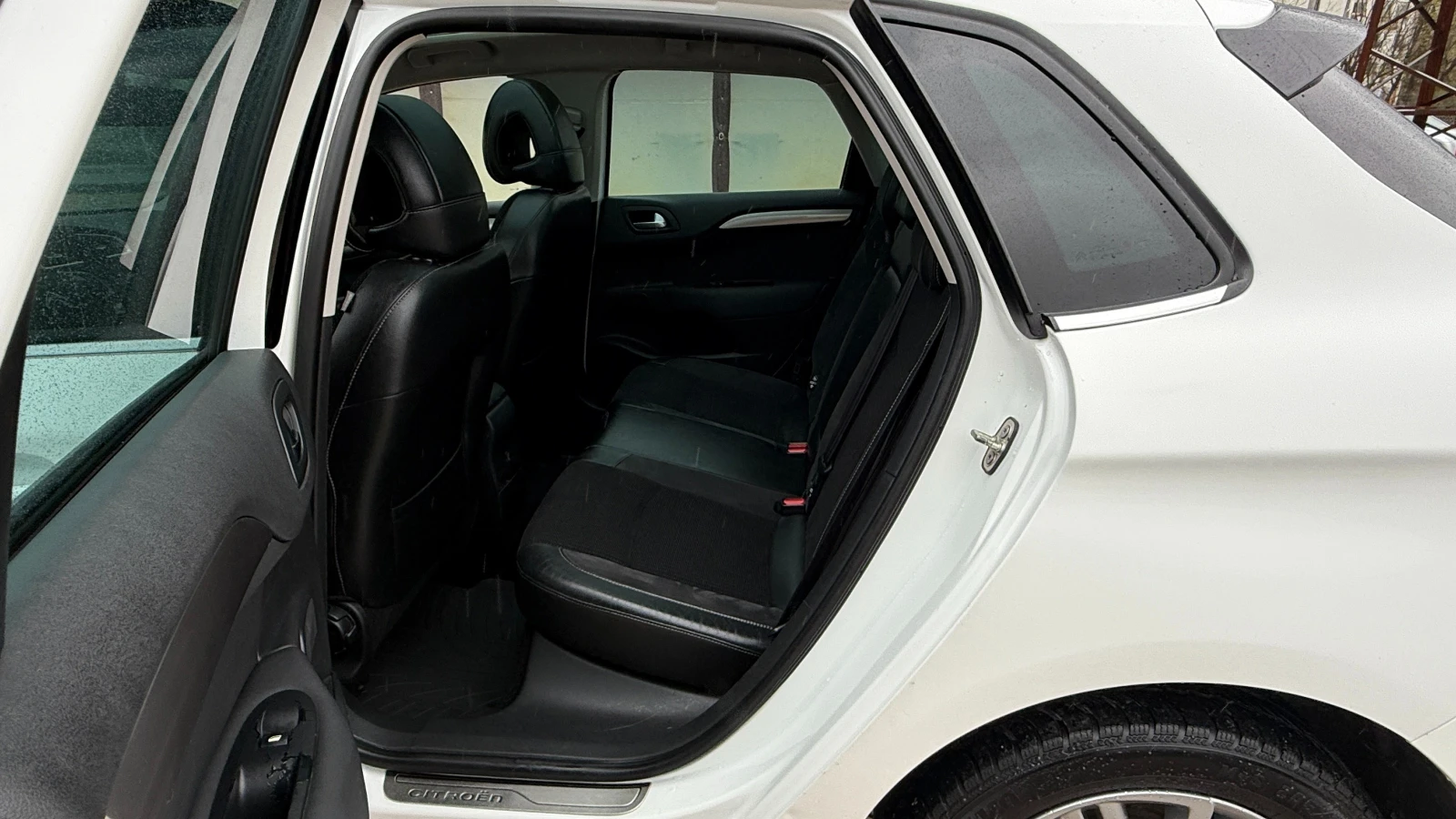 Citroen C4 1.6eHDI/EXCLUSIVE/ПАНОРАМА/МАСАЖ СЕДАЛКИ/КСЕНОН, снимка 17 - Автомобили и джипове - 54074070