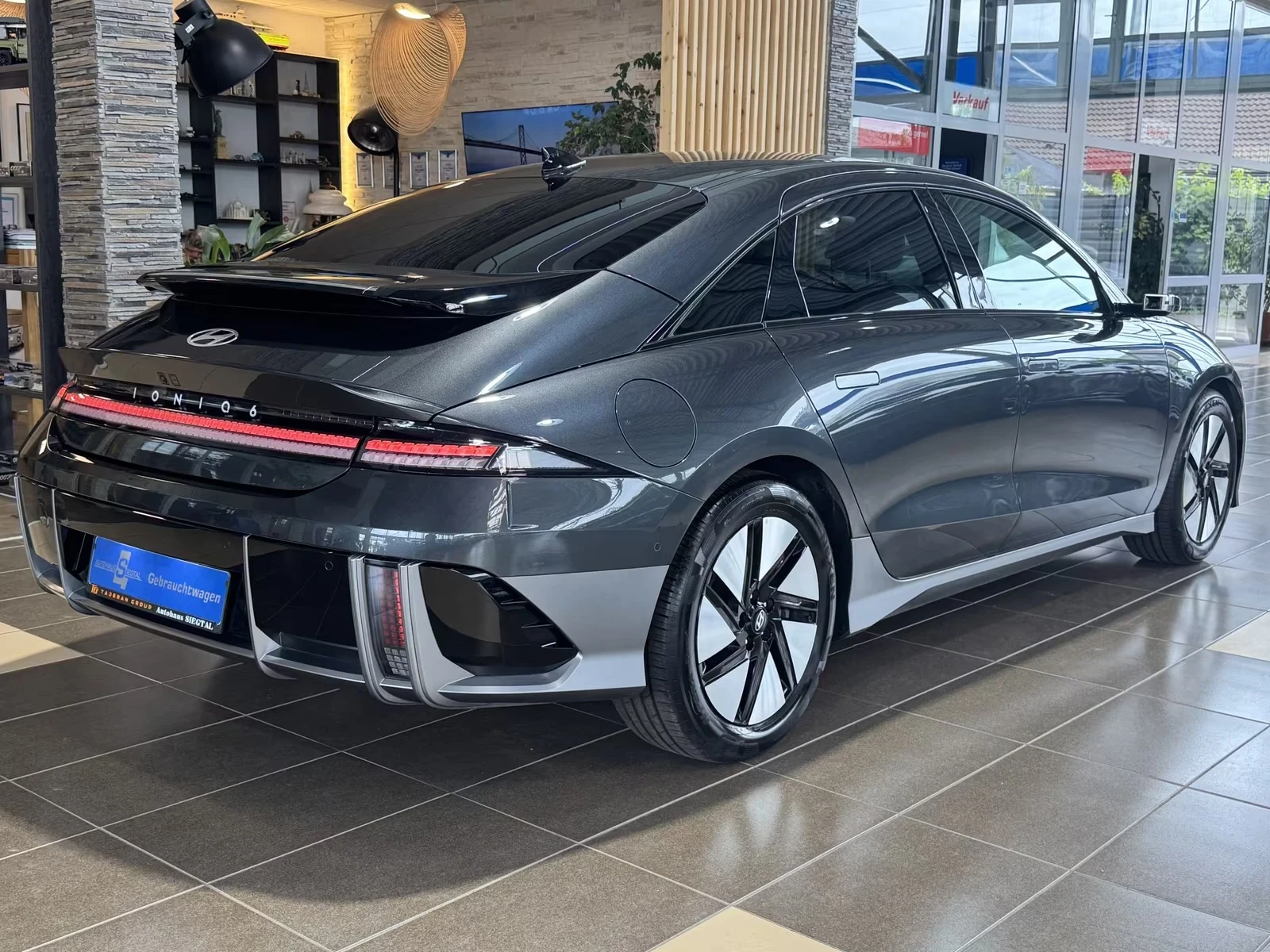 Hyundai Ioniq 6 UNIQ* 77.4KW* 228H.P.* PANO* ГАРАНЦИЯ, снимка 3 - Автомобили и джипове - 55368595