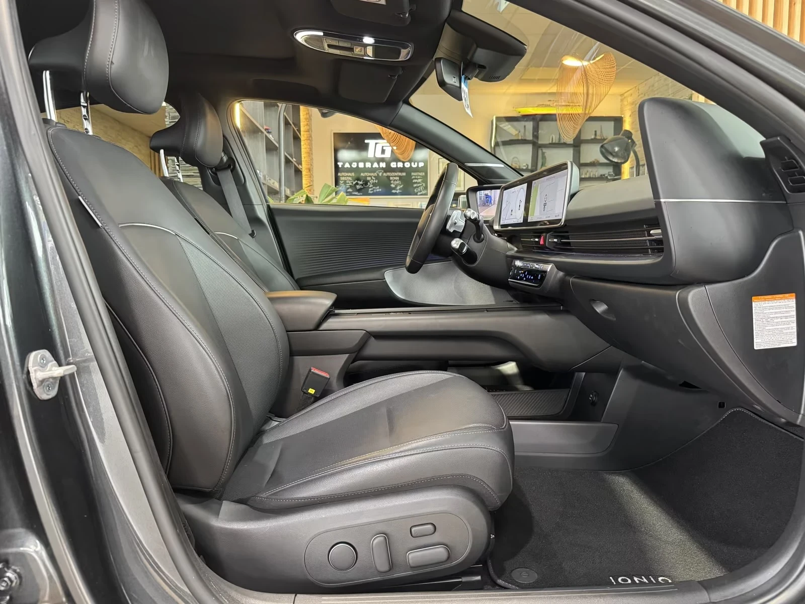 Hyundai Ioniq 6 UNIQ* 77.4KW* 228H.P.* PANO* ГАРАНЦИЯ, снимка 8 - Автомобили и джипове - 55368595
