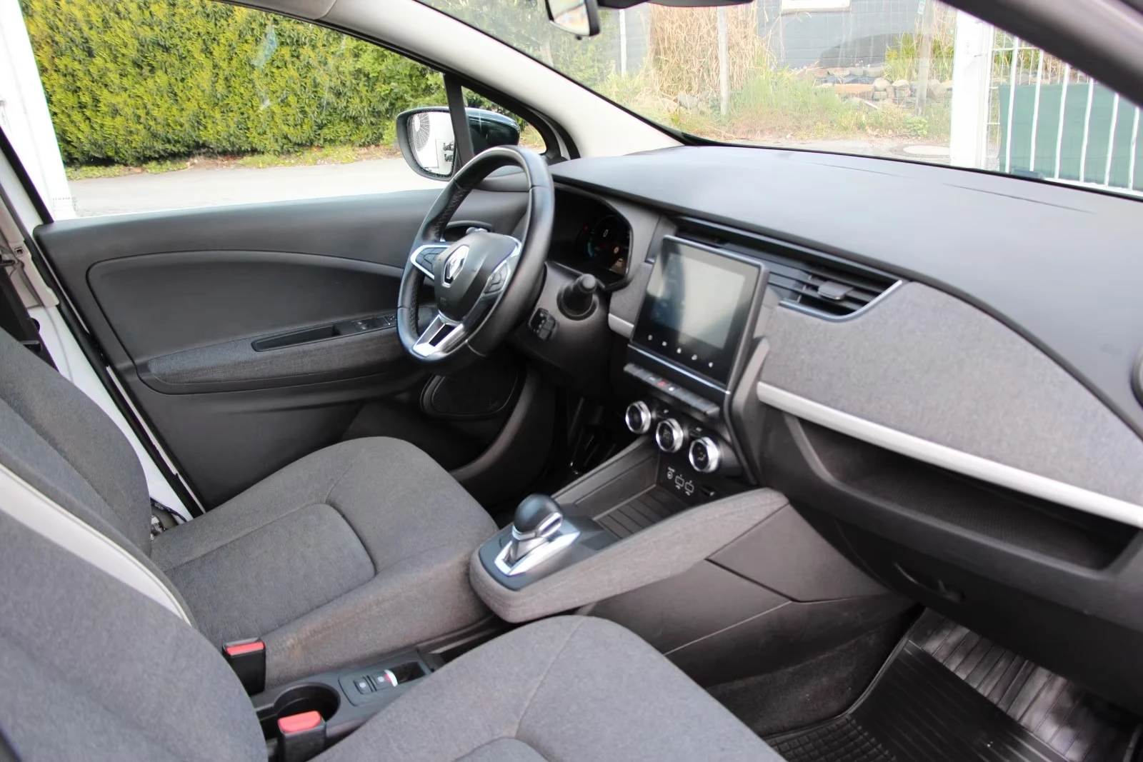 Renault Zoe R110/52KWH/109HP/СОБ.БАТЕРИЯ/ТЕРМО.П/CARPLAY/, снимка 13 - Автомобили и джипове - 54916908
