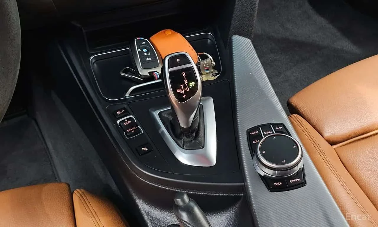 BMW 330 * M Sport Shadow * ОПЦИЯ ЗА ФИНАНСИРАНЕ, снимка 9 - Автомобили и джипове - 55647386