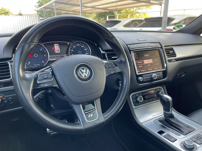 VW Touareg Facelift/R Line/Navi/Camera/262к.с, снимка 11 - Автомобили и джипове - 48508802