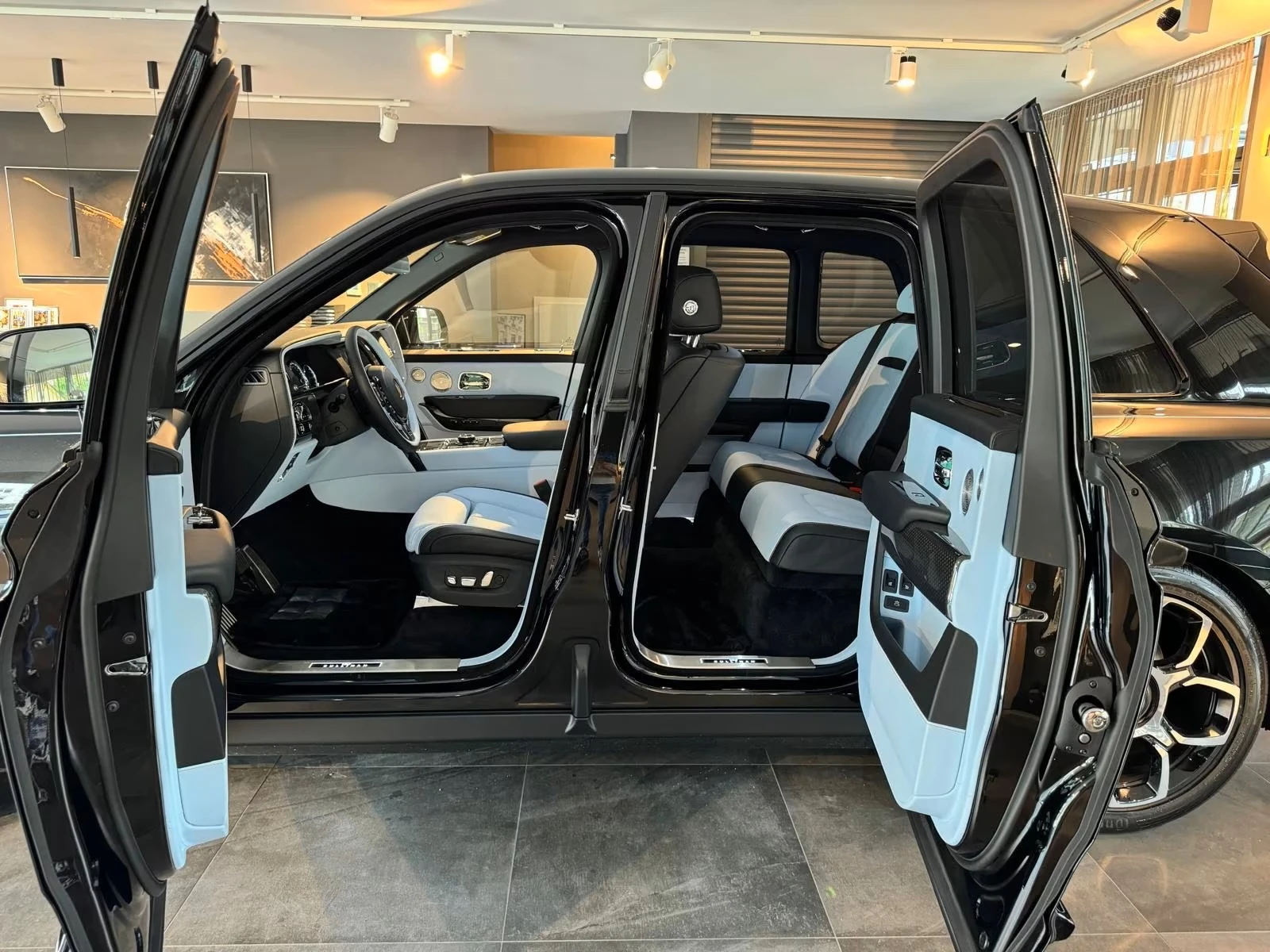 Rolls-Royce Cullinan Black Badge, снимка 11 - Автомобили и джипове - 53769692