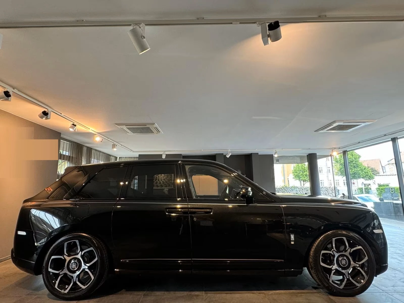 Rolls-Royce Cullinan Black Badge - изображение 3