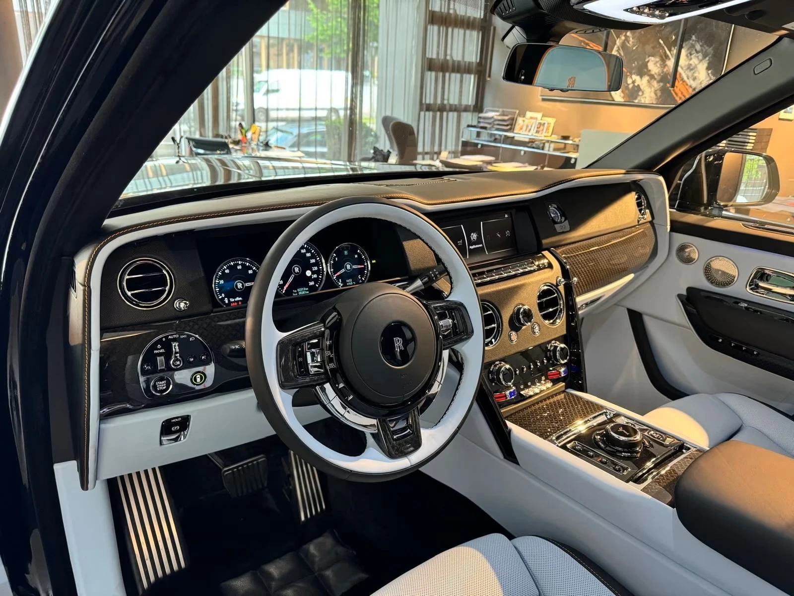 Rolls-Royce Cullinan Black Badge - изображение 9