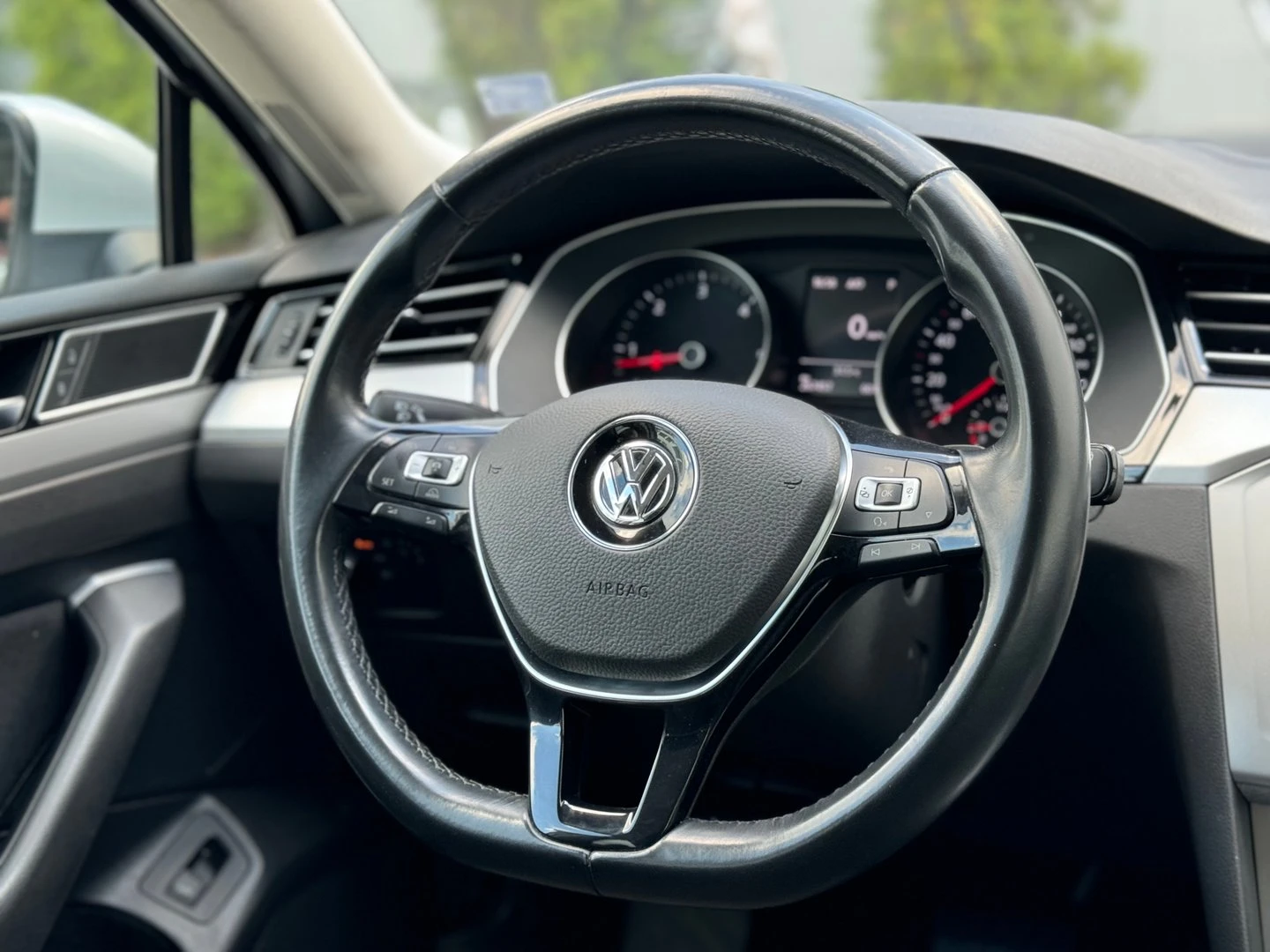 VW Passat Comfortline 2.0TDI BMT - изображение 8