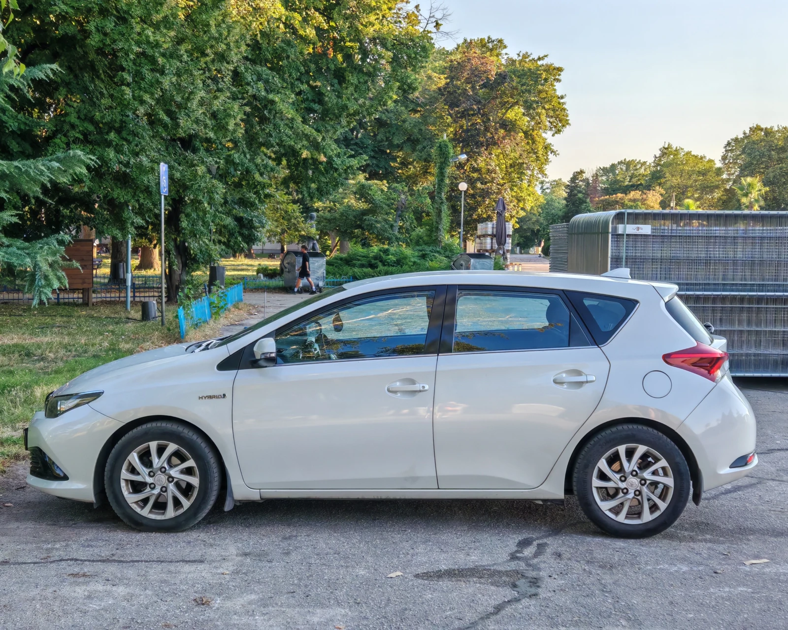 Toyota Auris HYBRID ГАРАНЦИЯ ПЪЛНА СЕРВИЗНА ИСТОРИЯ, снимка 4 - Автомобили и джипове - 55482235