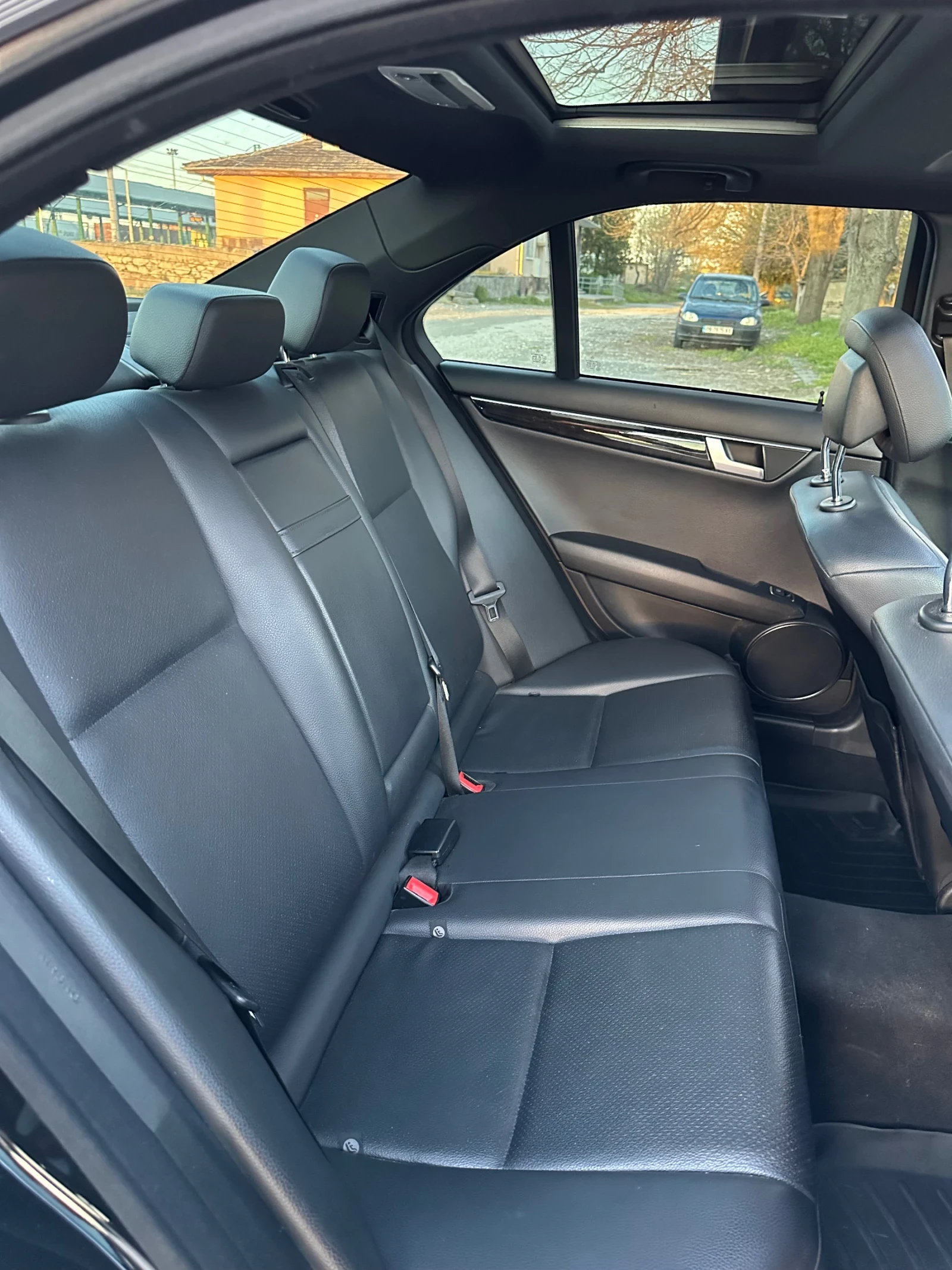 Mercedes-Benz C 350 AMG 4MATIC, снимка 10 - Автомобили и джипове - 56317059