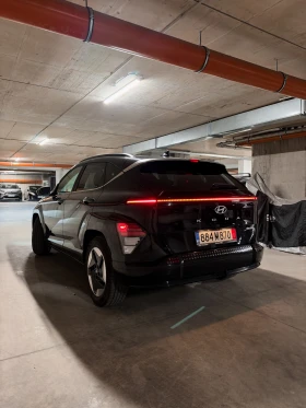 Hyundai Kona 64.8kw/DISTR/PANO/BOSE/ОБДУХВАНЕ/ПОДГРЕВ | Auto.bg — изображение 2