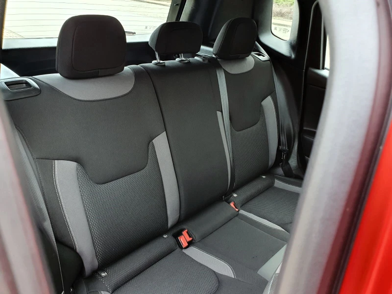 Jeep Renegade 1.3 Plug-in Hybrid 4x4 Automatic, снимка 13 - Автомобили и джипове - 49440456