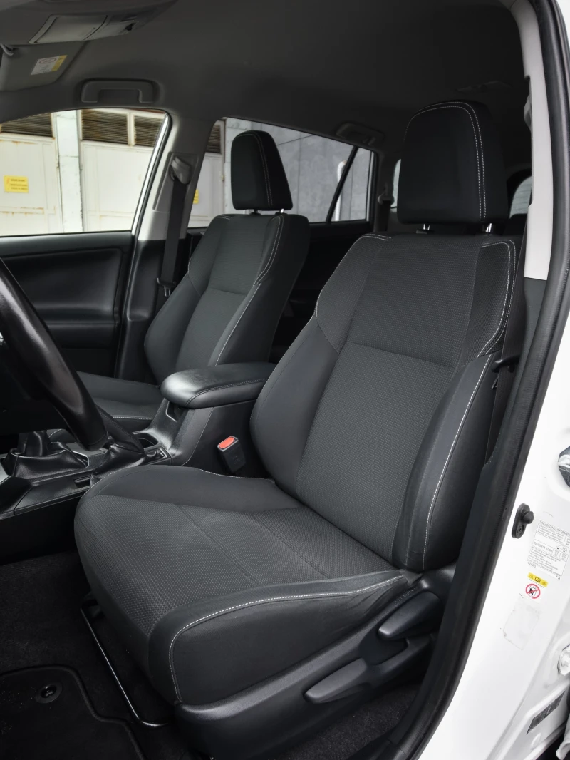 Toyota Rav4 2.2 D4D 143 KC, снимка 7 - Автомобили и джипове - 52881910
