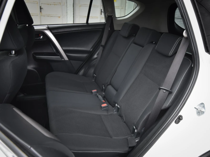 Toyota Rav4 2.2 D4D 143 KC, снимка 9 - Автомобили и джипове - 52881910