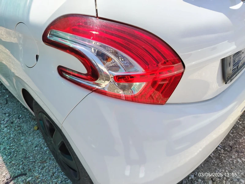 Peugeot 208, снимка 14 - Автомобили и джипове - 51598819