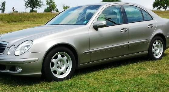 Mercedes-Benz E 200, снимка 6 - Автомобили и джипове - 55969939